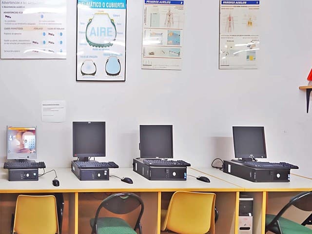 Clases para el permiso B en Narón - Autoescola Rodaxe